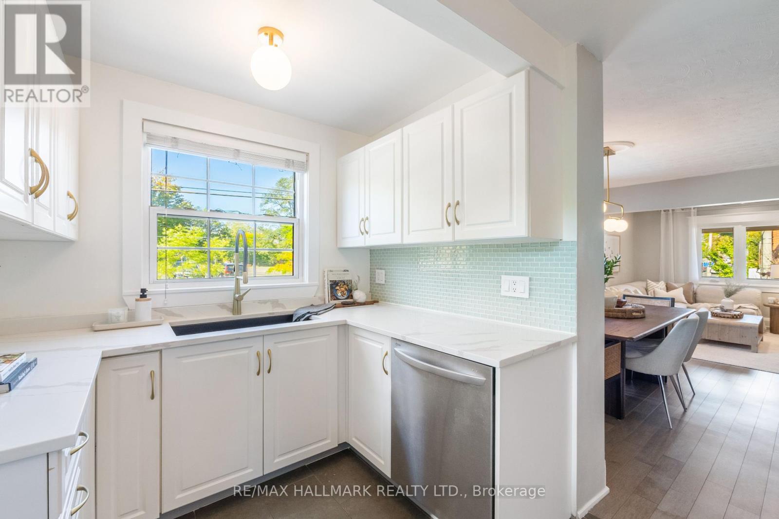 1 Heyworth Crescent, Toronto (East End-Danforth), Ontario  M4E 1T6 - Photo 14 - E12447187