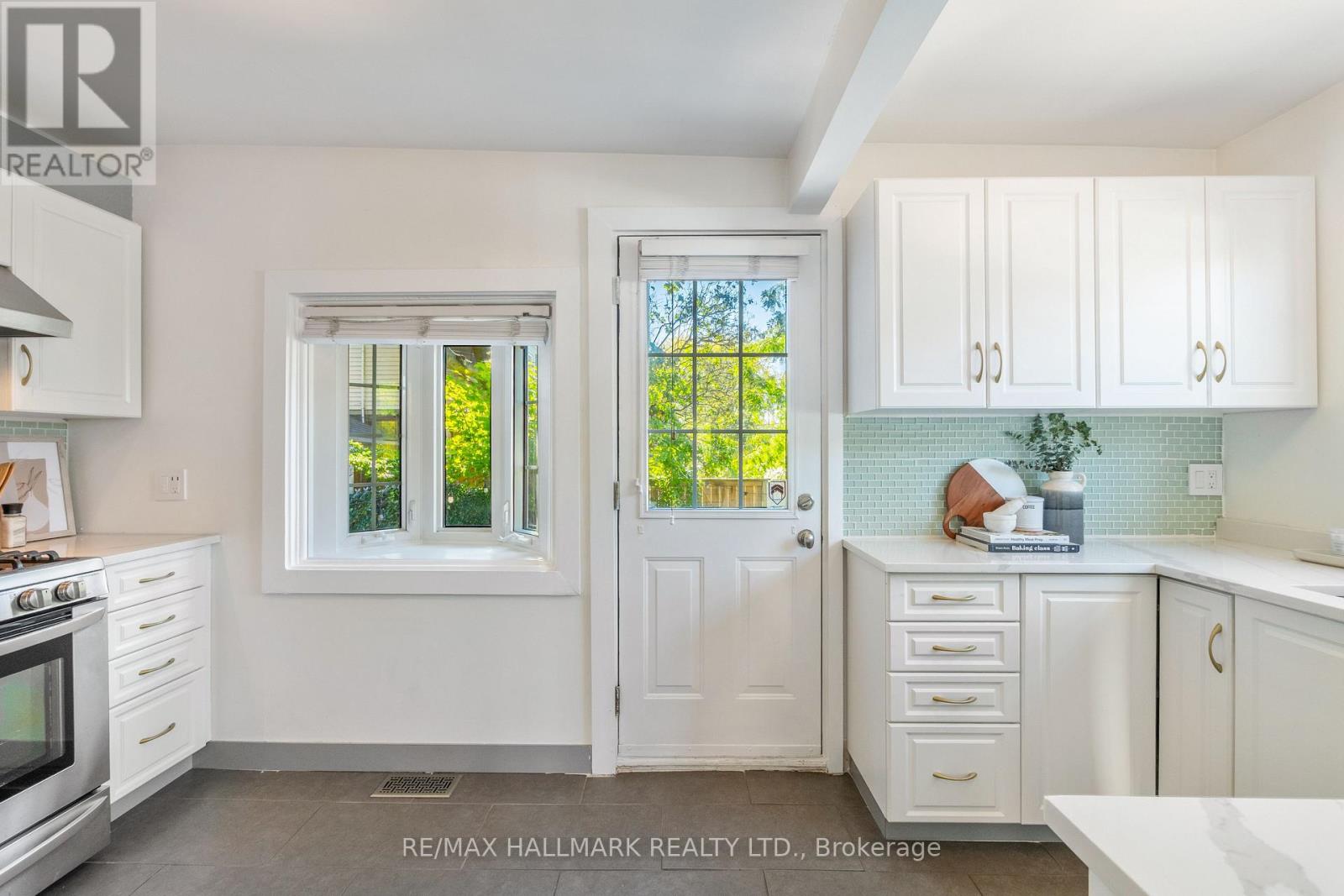 1 Heyworth Crescent, Toronto (East End-Danforth), Ontario  M4E 1T6 - Photo 15 - E12447187