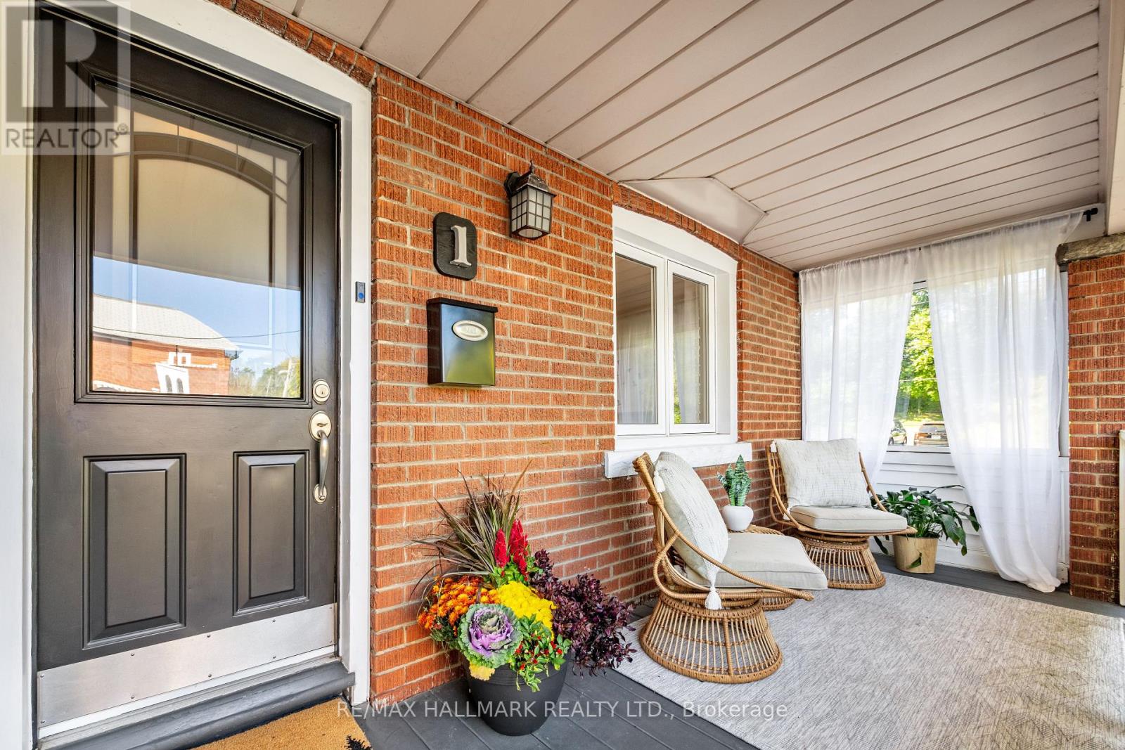 1 Heyworth Crescent, Toronto (East End-Danforth), Ontario  M4E 1T6 - Photo 2 - E12447187