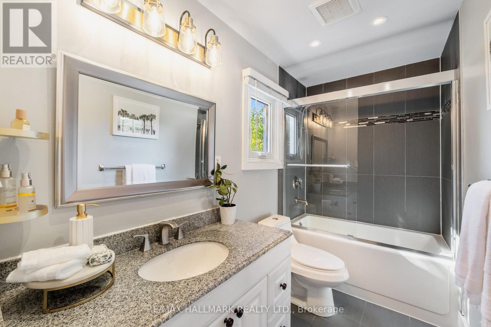 1 Heyworth Crescent, Toronto (East End-Danforth), Ontario  M4E 1T6 - Photo 22 - E12447187