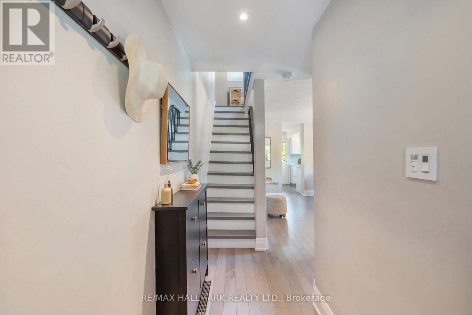1 Heyworth Crescent, Toronto (East End-Danforth), Ontario  M4E 1T6 - Photo 3 - E12447187