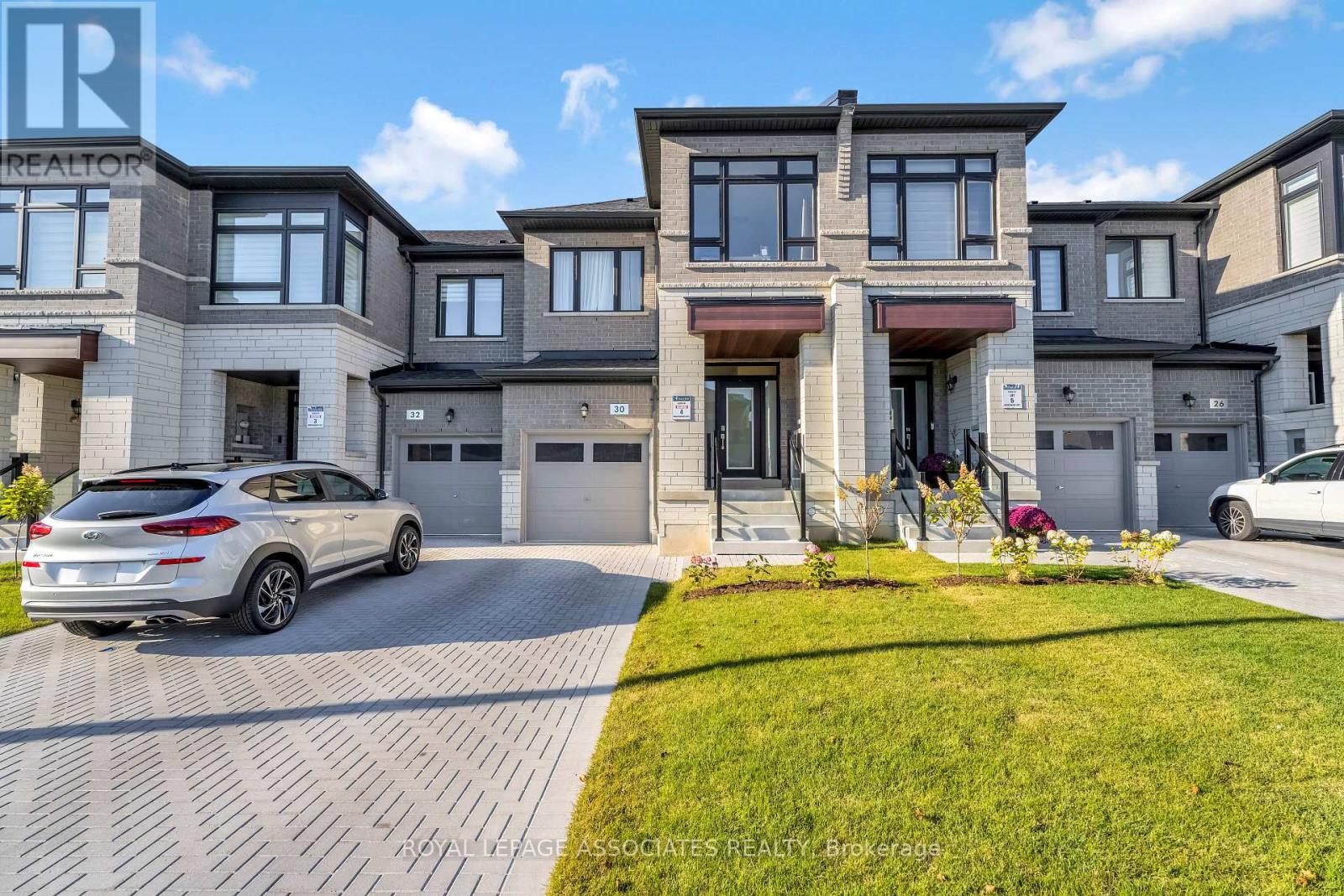 30 MOUNTAINSIDE CRESCENT, Whitby, Ontario