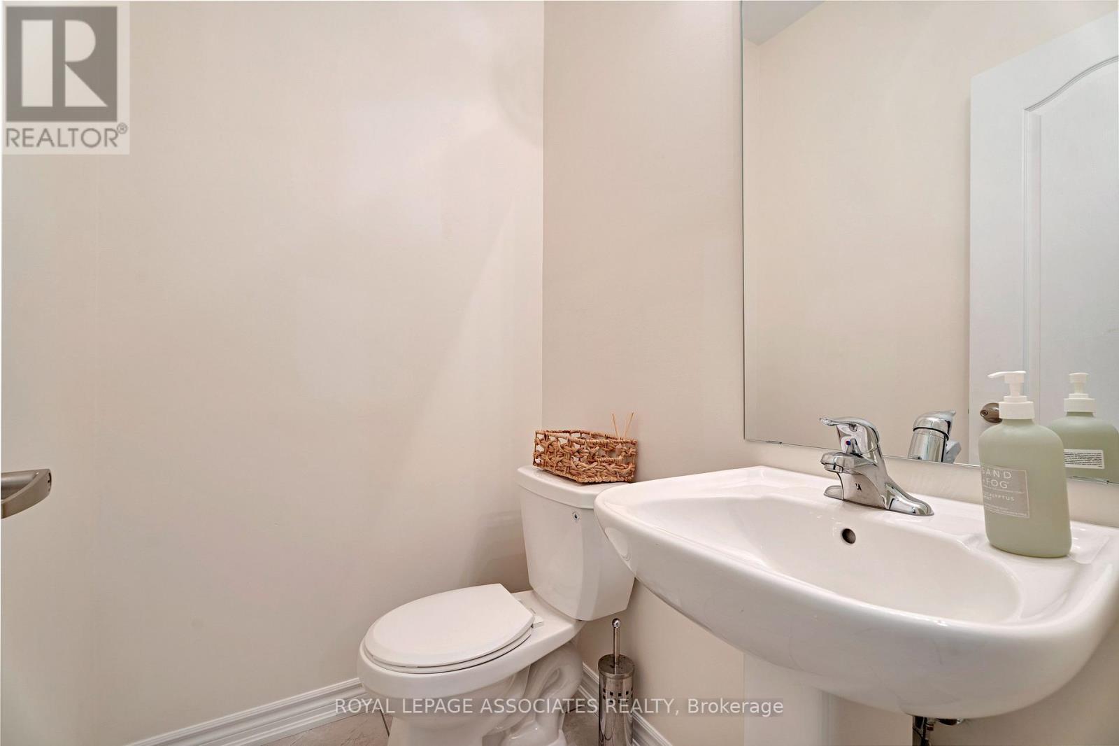 30 Mountainside Crescent, Whitby, Ontario  L1R 0P5 - Photo 4 - E12447244