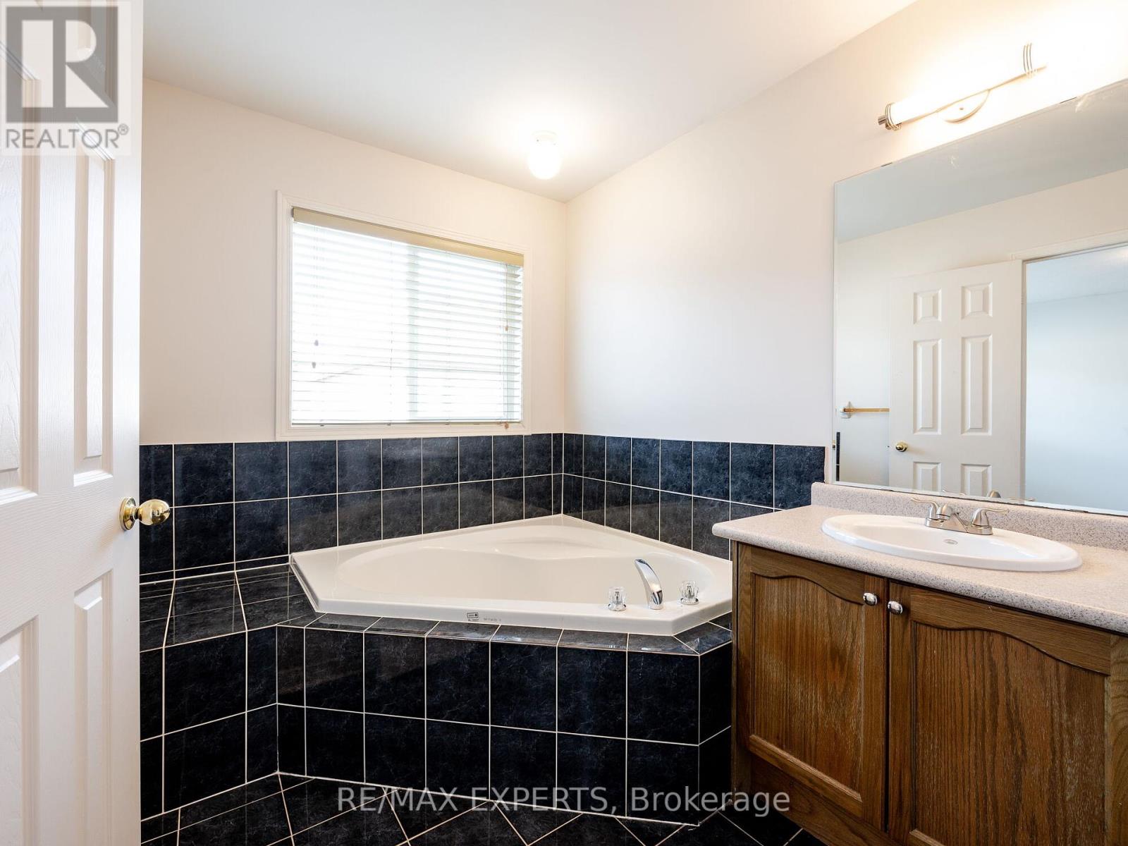 48 Dylan Street, Vaughan, Ontario  L4H 2X5 - Photo 19 - N12447144