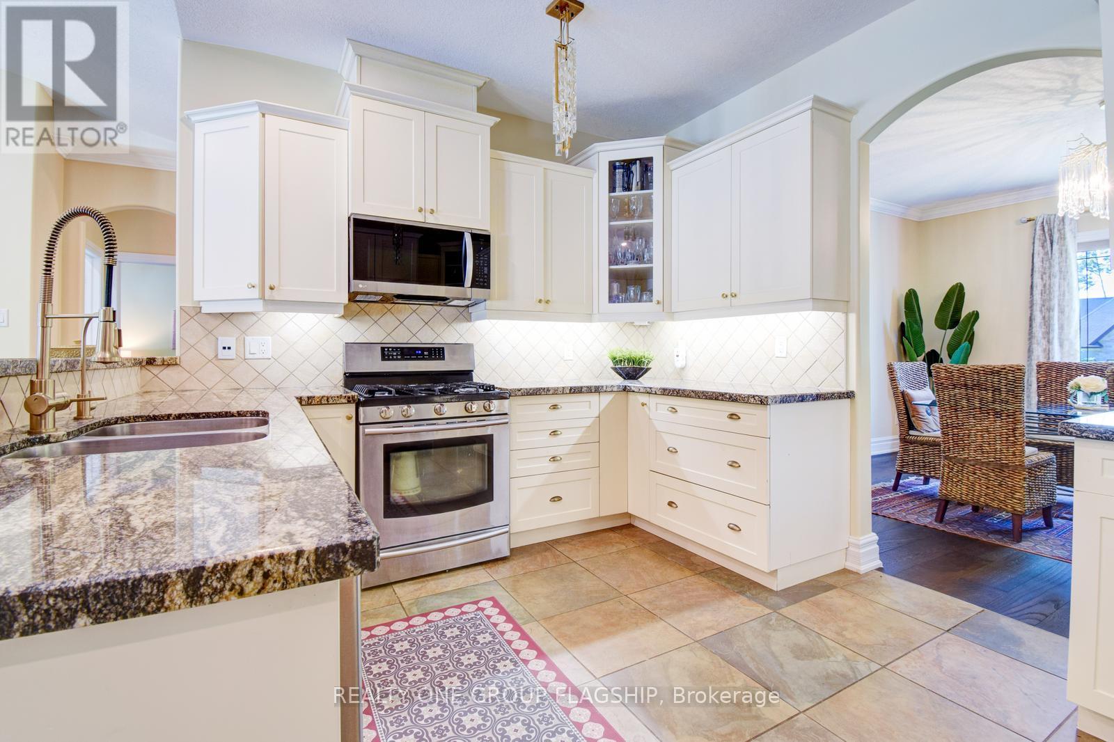 24 Wendat Trail, Springwater (Midhurst), Ontario  L4M 6T4 - Photo 14 - S12447115