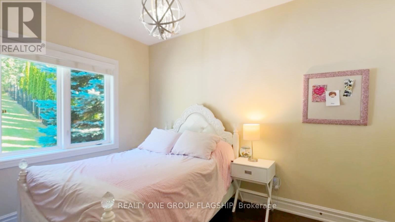 24 Wendat Trail, Springwater (Midhurst), Ontario  L4M 6T4 - Photo 18 - S12447115