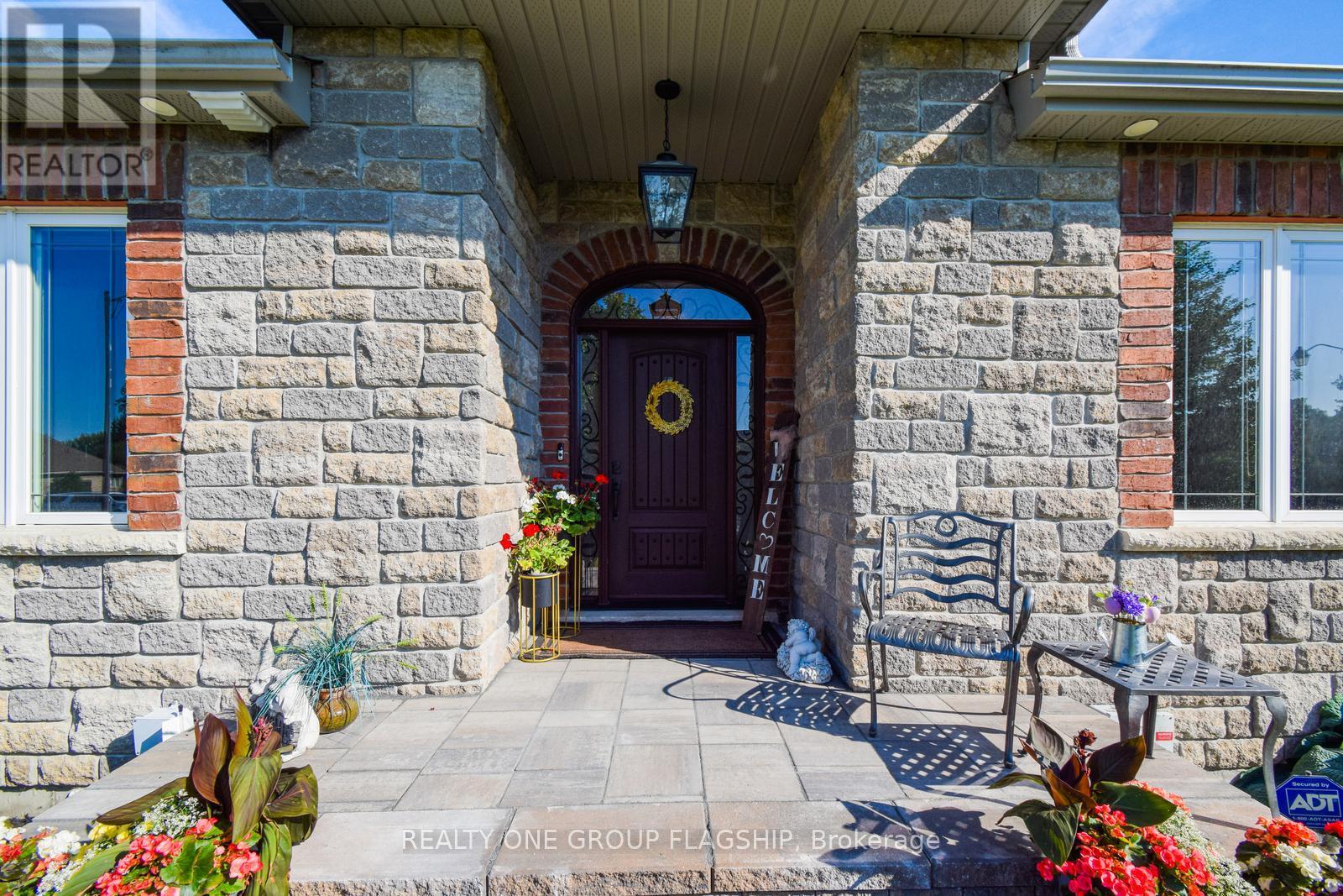 24 Wendat Trail, Springwater (Midhurst), Ontario  L4M 6T4 - Photo 4 - S12447115