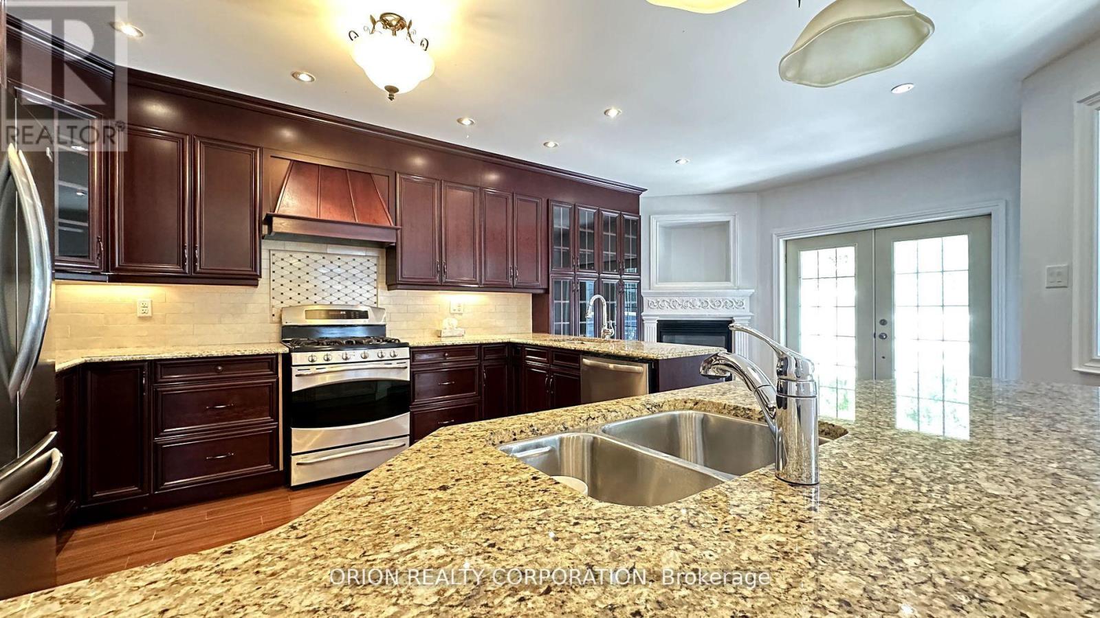 20 Holgate Street, Barrie (Allandale), Ontario  L4N 2T5 - Photo 3 - S12447117