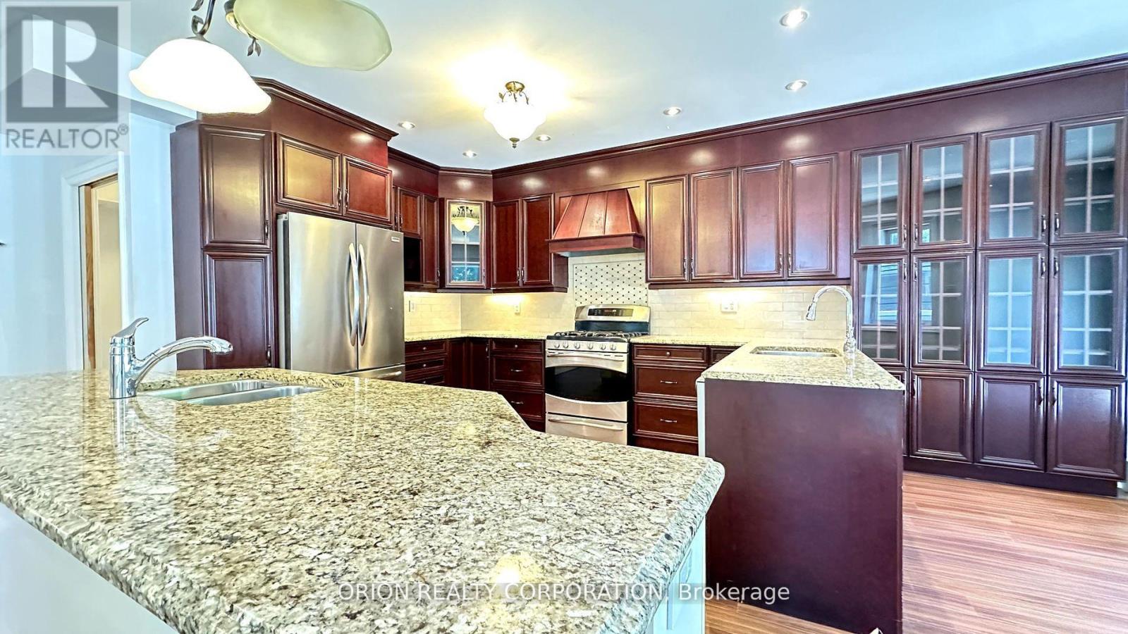 20 Holgate Street, Barrie (Allandale), Ontario  L4N 2T5 - Photo 4 - S12447117