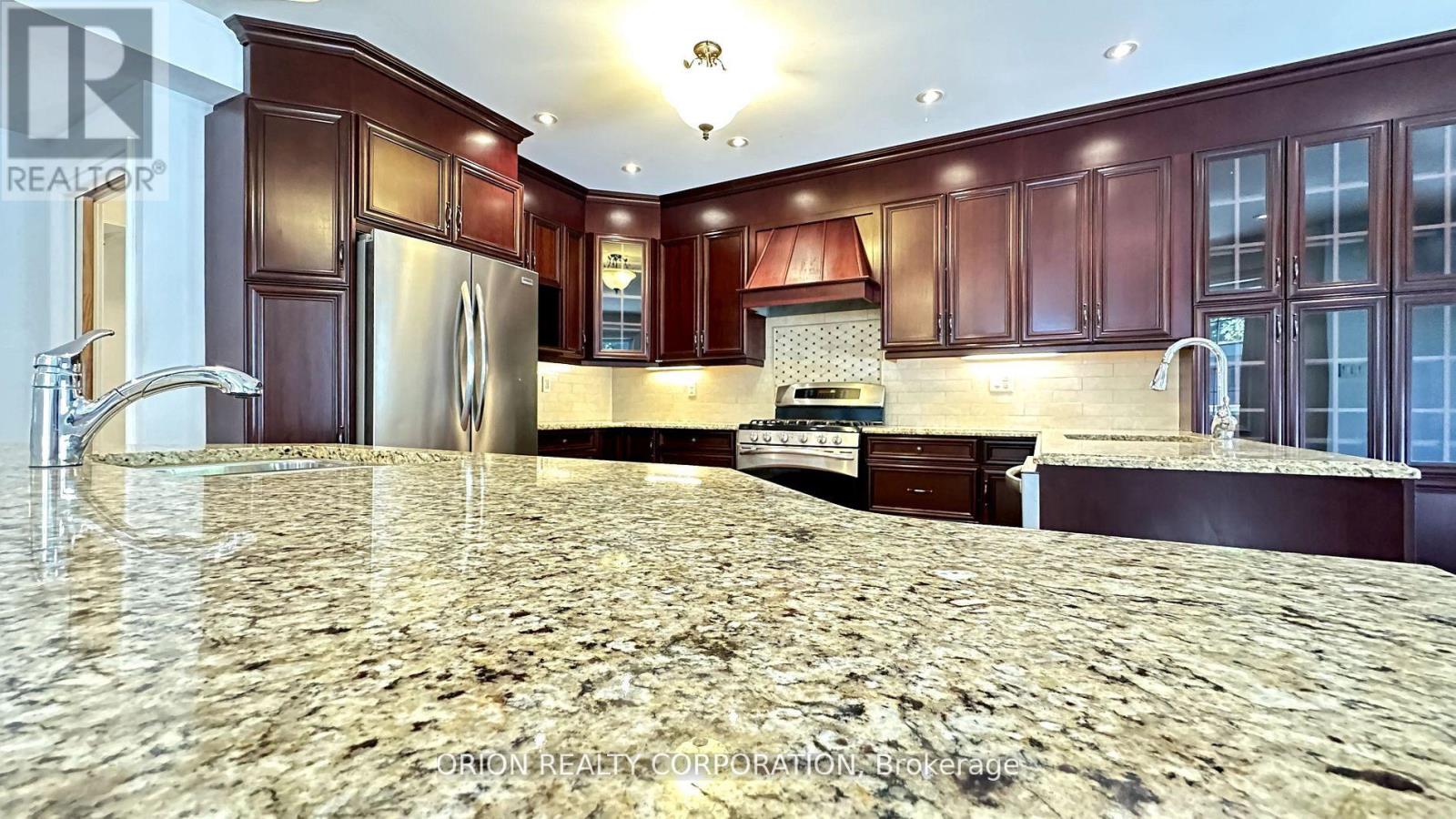 20 Holgate Street, Barrie (Allandale), Ontario  L4N 2T5 - Photo 5 - S12447117
