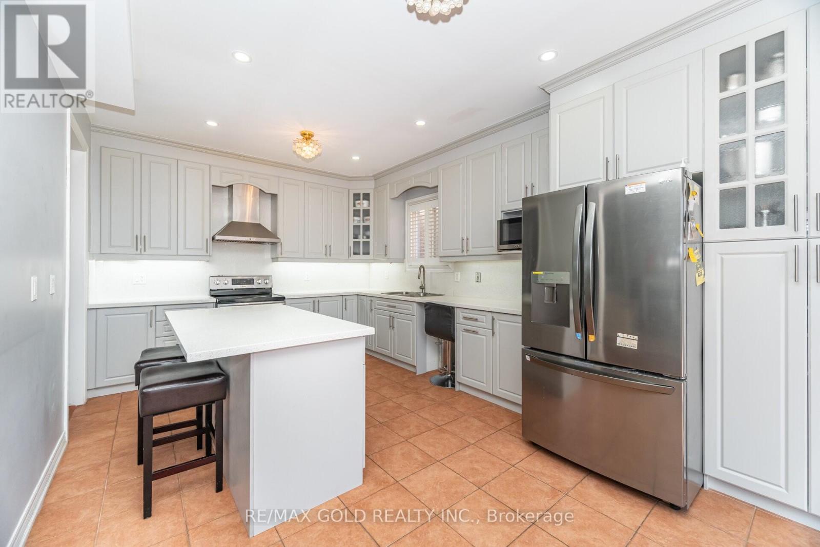 8 Goreridge Crescent, Brampton, Ontario  L6P 1P2 - Photo 6 - W12447097