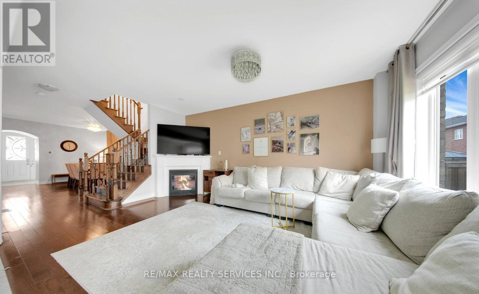 12 Goodsway Trail, Brampton, Ontario  L7A 4A3 - Photo 8 - W12447106