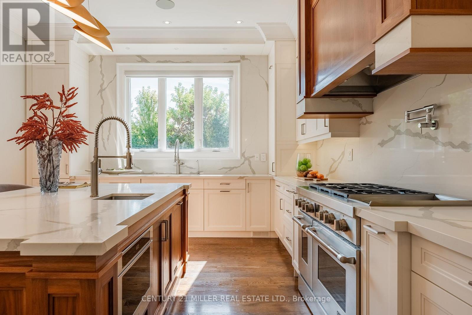 391 Sandhurst Drive, Oakville (Wo West), Ontario  L6L 4L1 - Photo 13 - W12447126