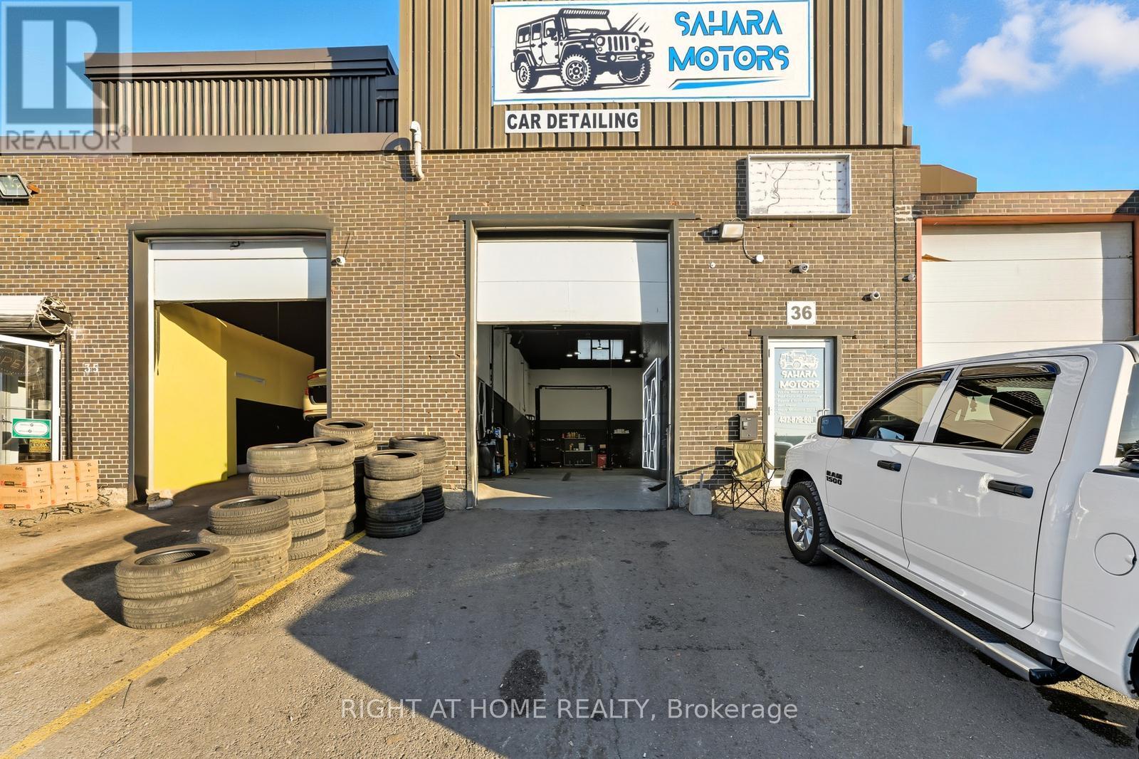 36 - 1400 Aimco Boulevard N, Mississauga (Northeast), Ontario  L4W 1E1 - Photo 1 - W12447143