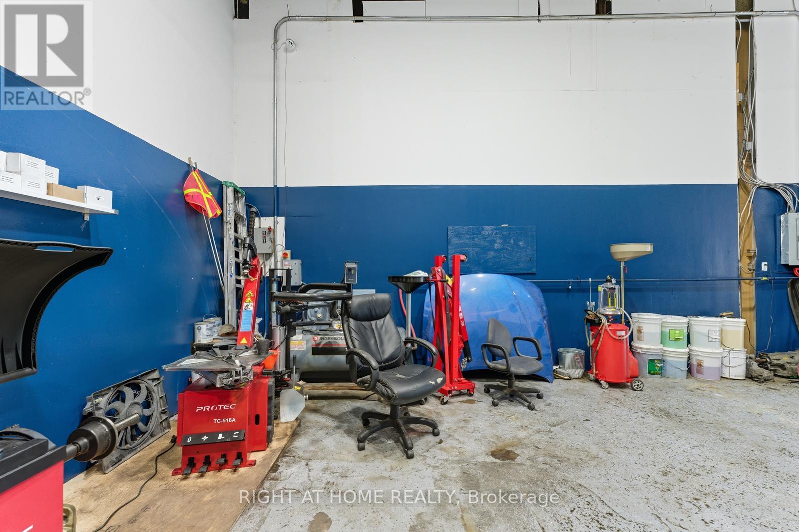 36 - 1400 Aimco Boulevard N, Mississauga (Northeast), Ontario  L4W 1E1 - Photo 12 - W12447143