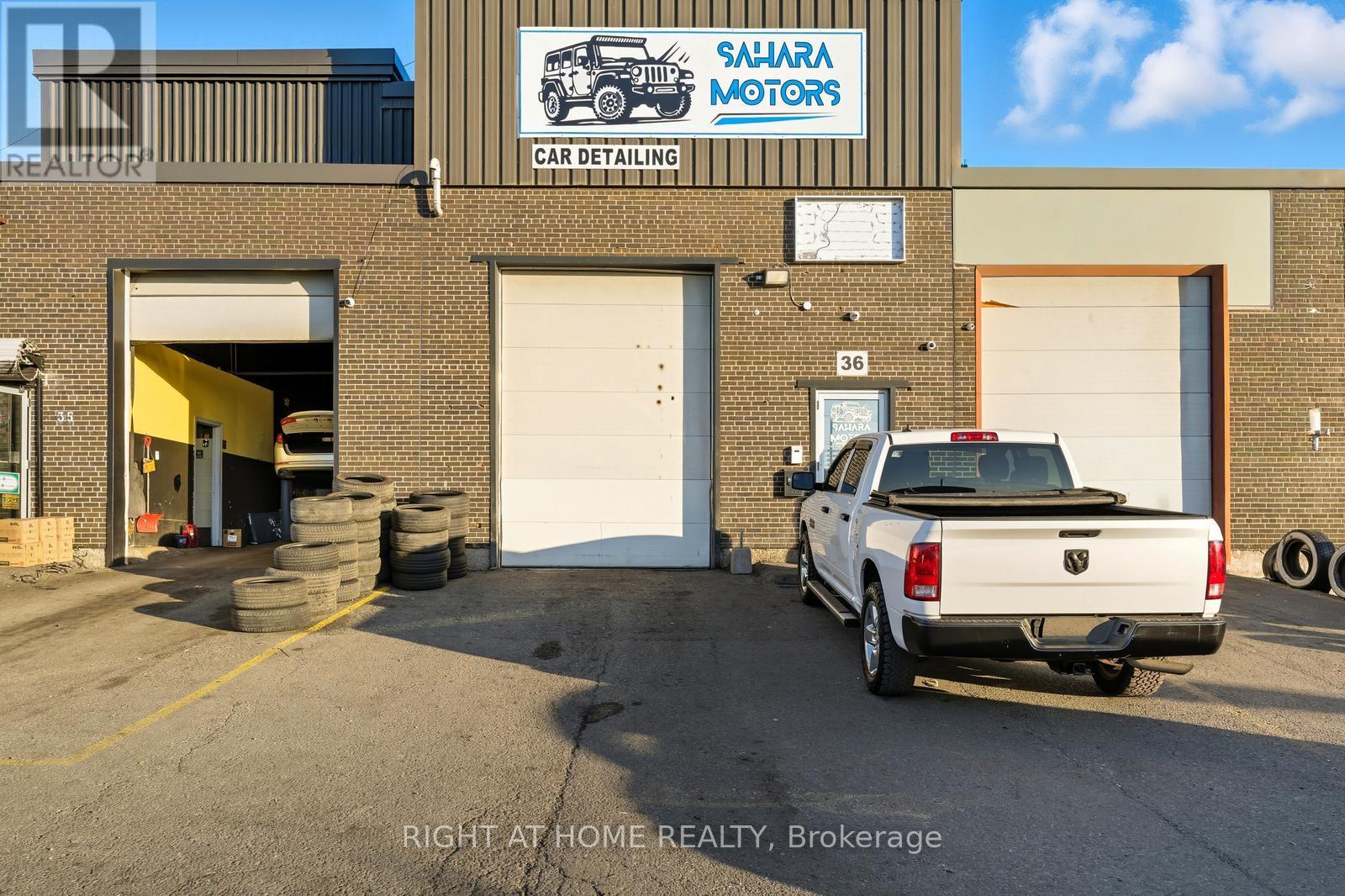 36 - 1400 Aimco Boulevard N, Mississauga (Northeast), Ontario  L4W 1E1 - Photo 2 - W12447143
