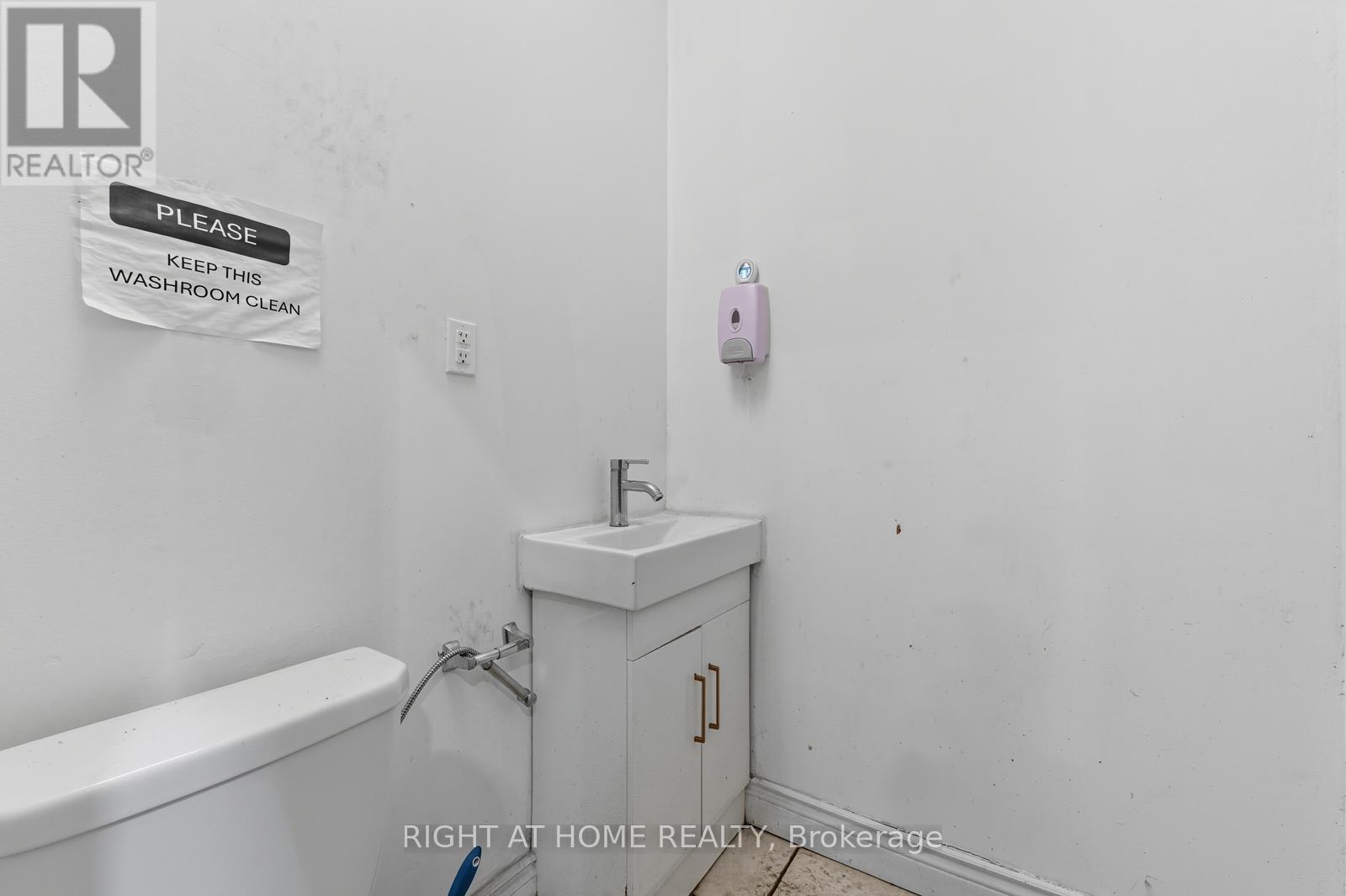 36 - 1400 Aimco Boulevard N, Mississauga (Northeast), Ontario  L4W 1E1 - Photo 21 - W12447143