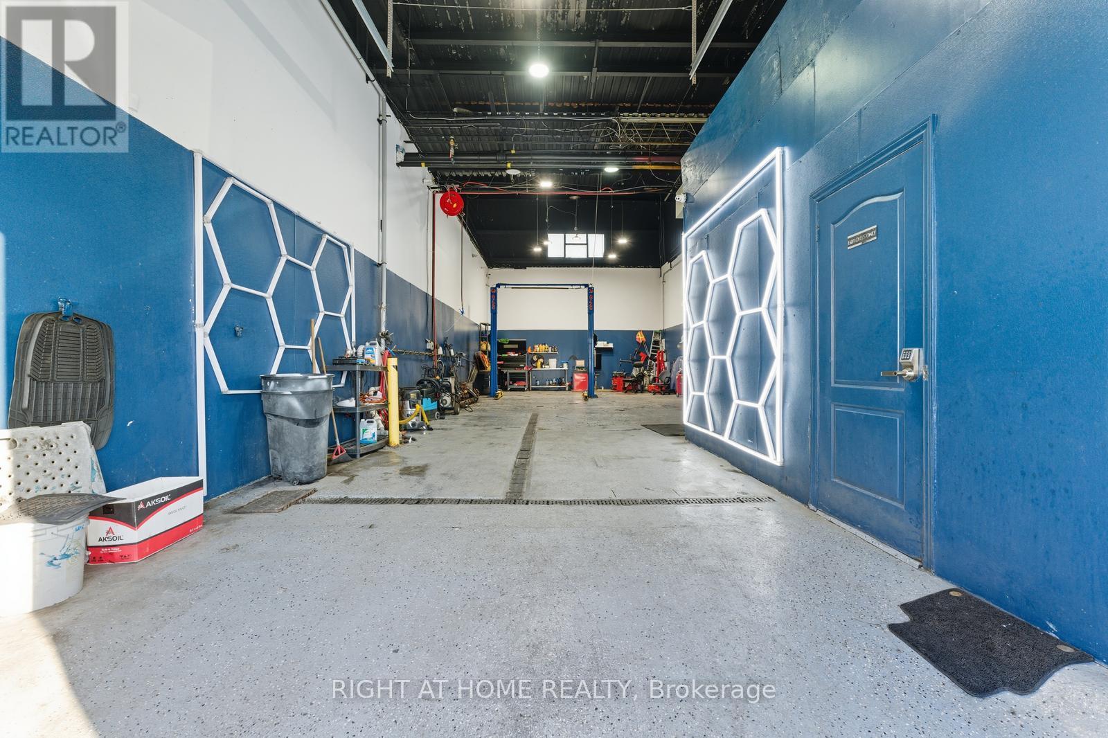 36 - 1400 Aimco Boulevard N, Mississauga (Northeast), Ontario  L4W 1E1 - Photo 3 - W12447143