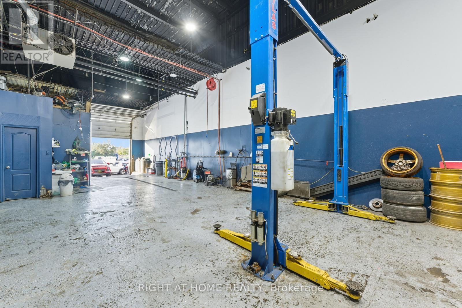 36 - 1400 Aimco Boulevard N, Mississauga (Northeast), Ontario  L4W 1E1 - Photo 4 - W12447143