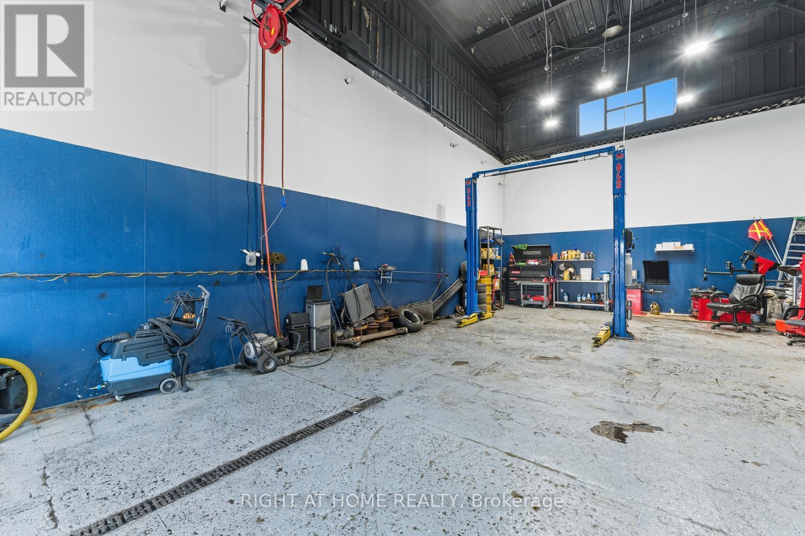36 - 1400 Aimco Boulevard N, Mississauga (Northeast), Ontario  L4W 1E1 - Photo 7 - W12447143