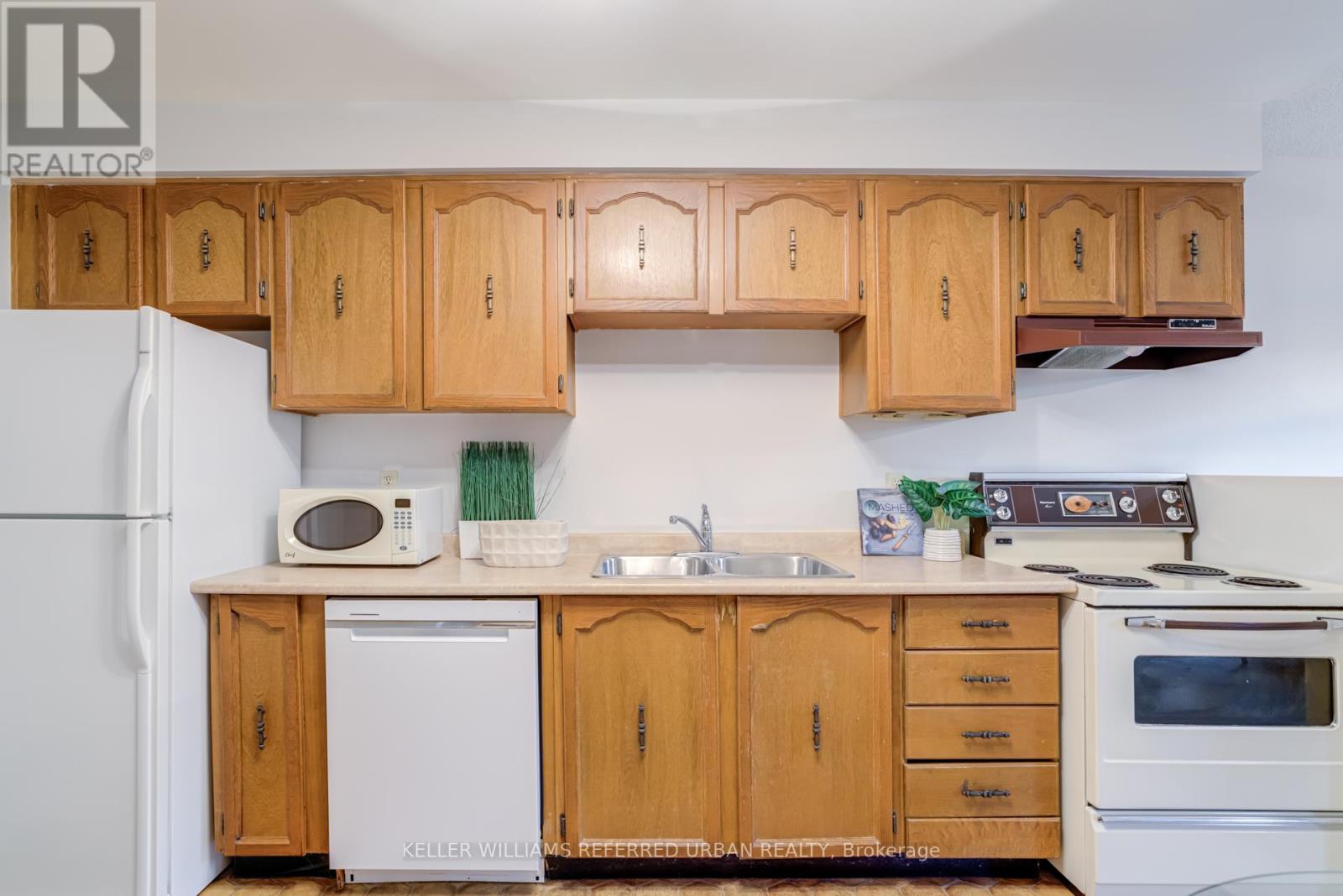 2 Skelton Street, Toronto (Mimico), Ontario  M8V 3W4 - Photo 13 - W12447151