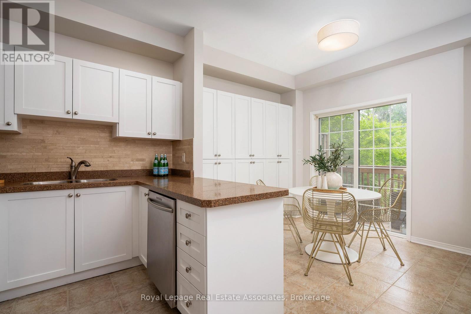 32 - 1130 Cawthra Road, Mississauga (Mineola), Ontario  L5G 4V7 - Photo 4 - W12447217