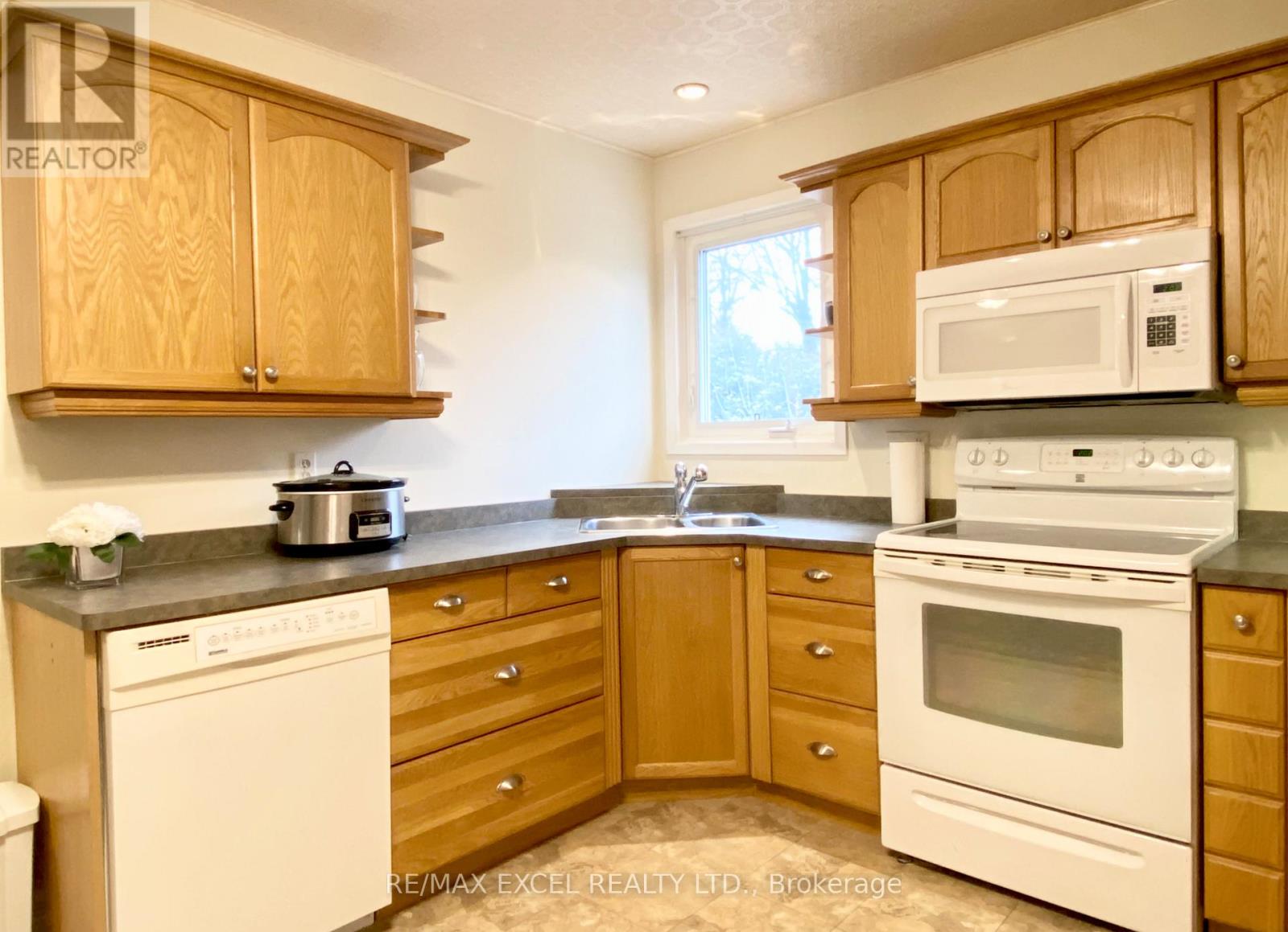 316 Eagle Street, Newmarket, Ontario  L3Y 1K1 - Photo 6 - N12387375