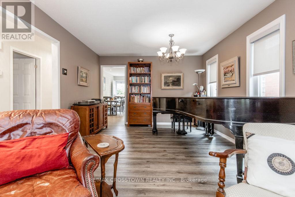 57 Forest Dale Drive, Barrie (Little Lake), Ontario  L4M 6M9 - Photo 15 - S12446534