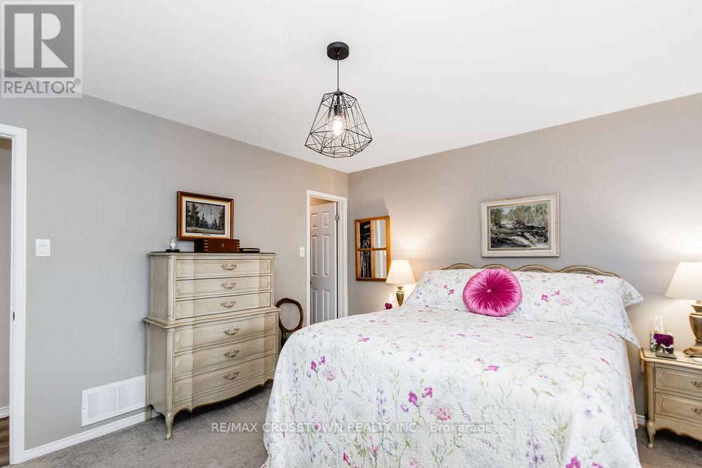 57 Forest Dale Drive, Barrie (Little Lake), Ontario  L4M 6M9 - Photo 24 - S12446534