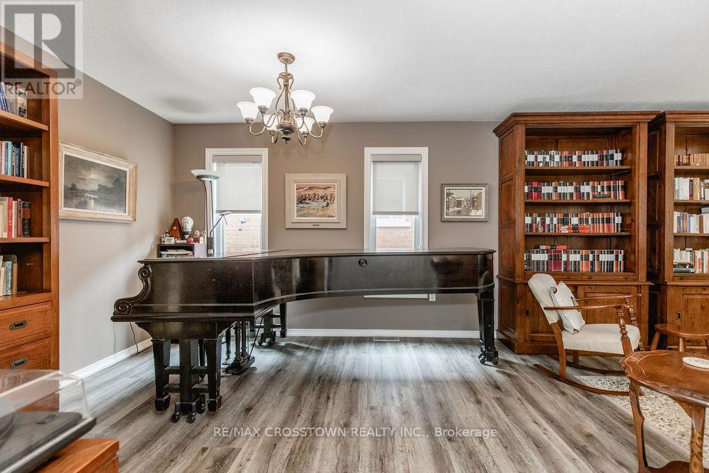 57 Forest Dale Drive, Barrie (Little Lake), Ontario  L4M 6M9 - Photo 14 - S12446534