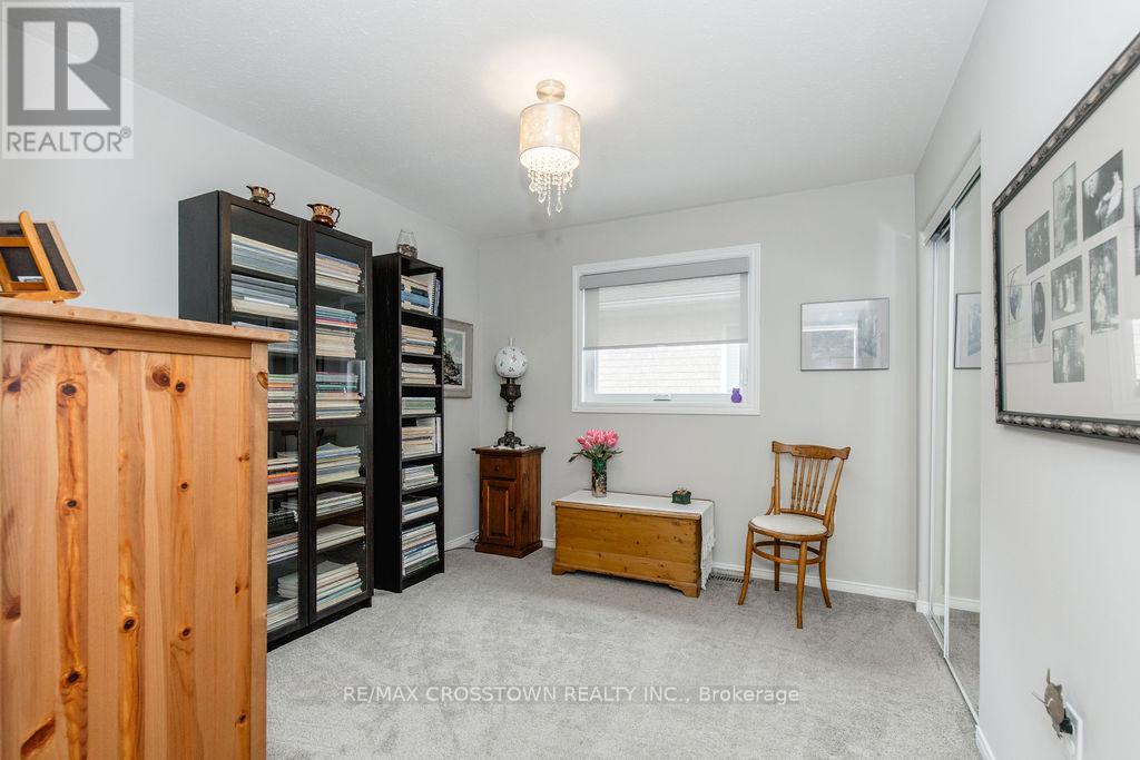 57 Forest Dale Drive, Barrie (Little Lake), Ontario  L4M 6M9 - Photo 27 - S12446534