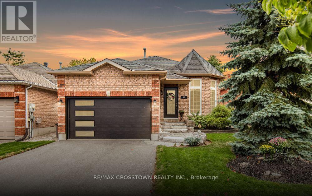 57 Forest Dale Drive, Barrie (Little Lake), Ontario  L4M 6M9 - Photo 1 - S12446534