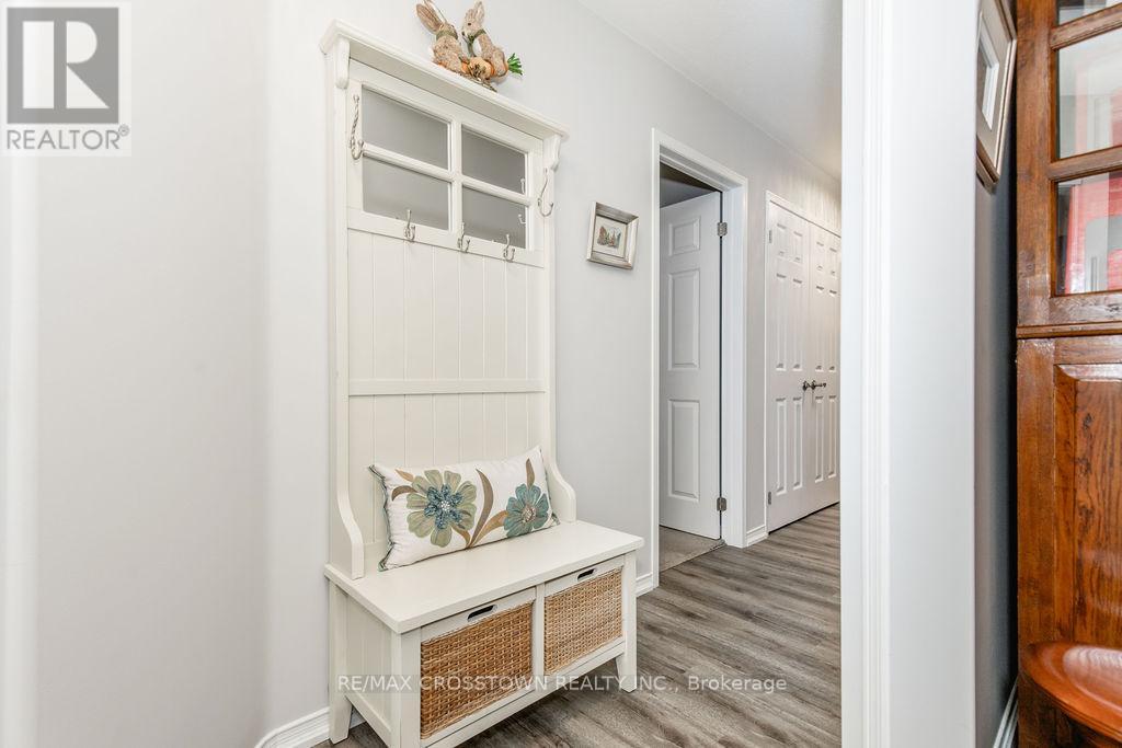 57 Forest Dale Drive, Barrie (Little Lake), Ontario  L4M 6M9 - Photo 11 - S12446534