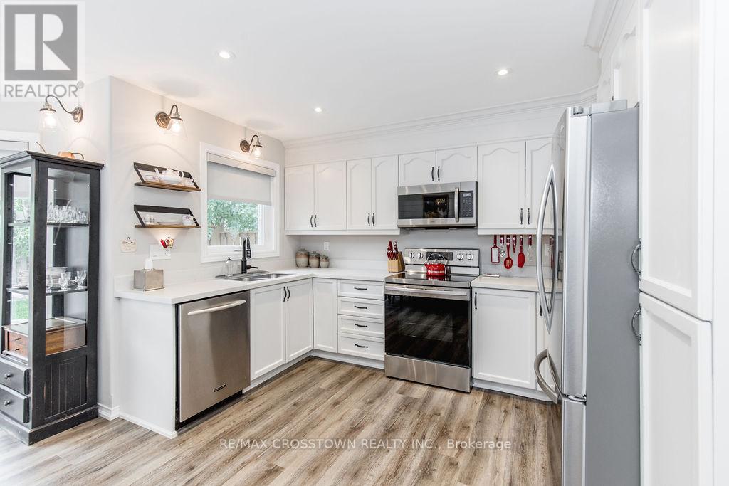 57 Forest Dale Drive, Barrie (Little Lake), Ontario  L4M 6M9 - Photo 17 - S12446534