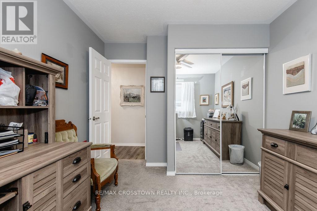 57 Forest Dale Drive, Barrie (Little Lake), Ontario  L4M 6M9 - Photo 32 - S12446534