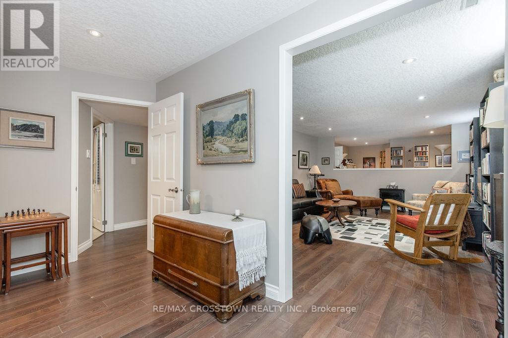 57 Forest Dale Drive, Barrie (Little Lake), Ontario  L4M 6M9 - Photo 34 - S12446534