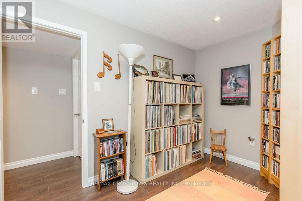 57 Forest Dale Drive, Barrie (Little Lake), Ontario  L4M 6M9 - Photo 40 - S12446534
