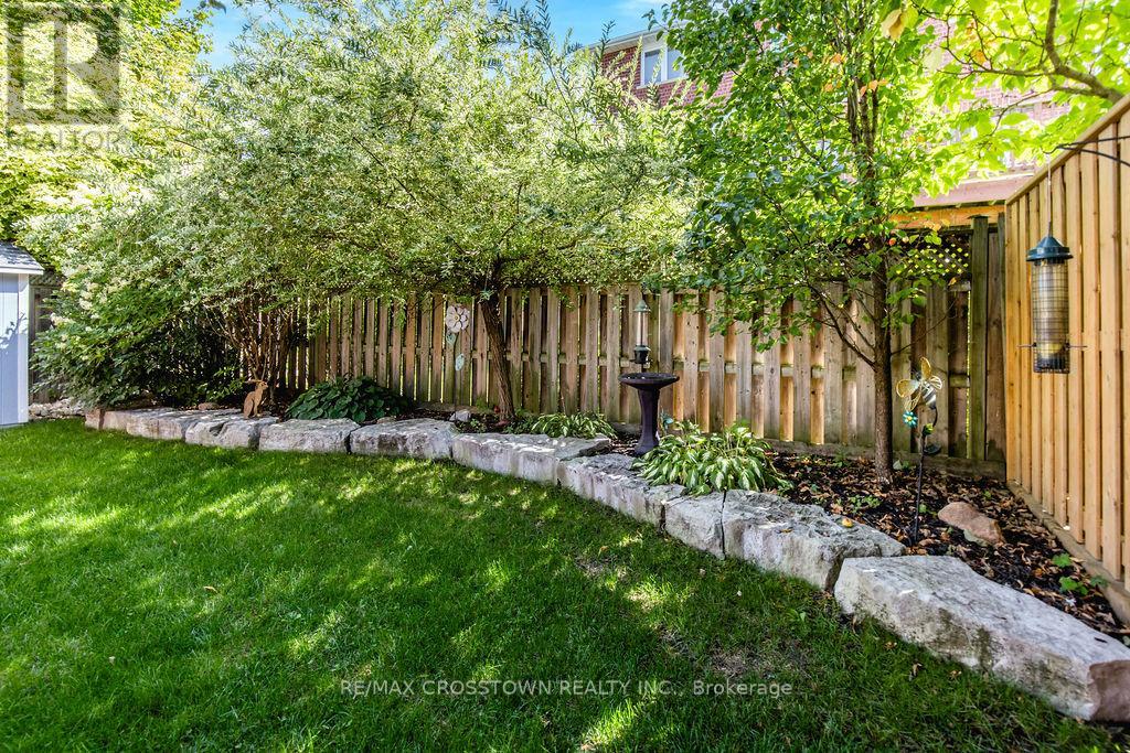 57 Forest Dale Drive, Barrie (Little Lake), Ontario  L4M 6M9 - Photo 8 - S12446534