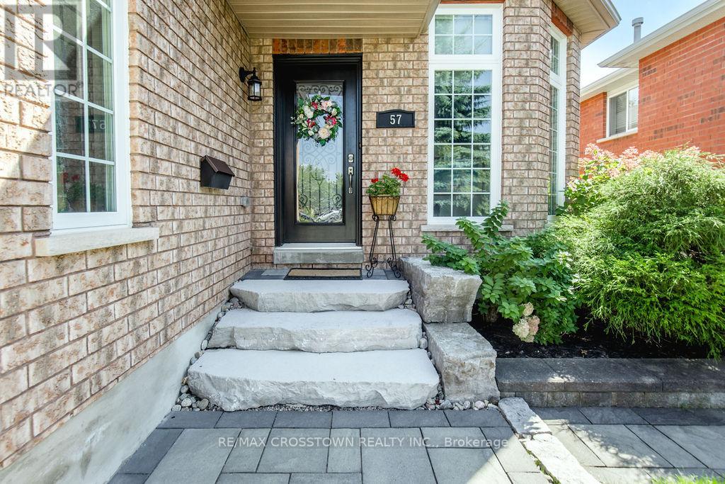 57 Forest Dale Drive, Barrie (Little Lake), Ontario  L4M 6M9 - Photo 9 - S12446534