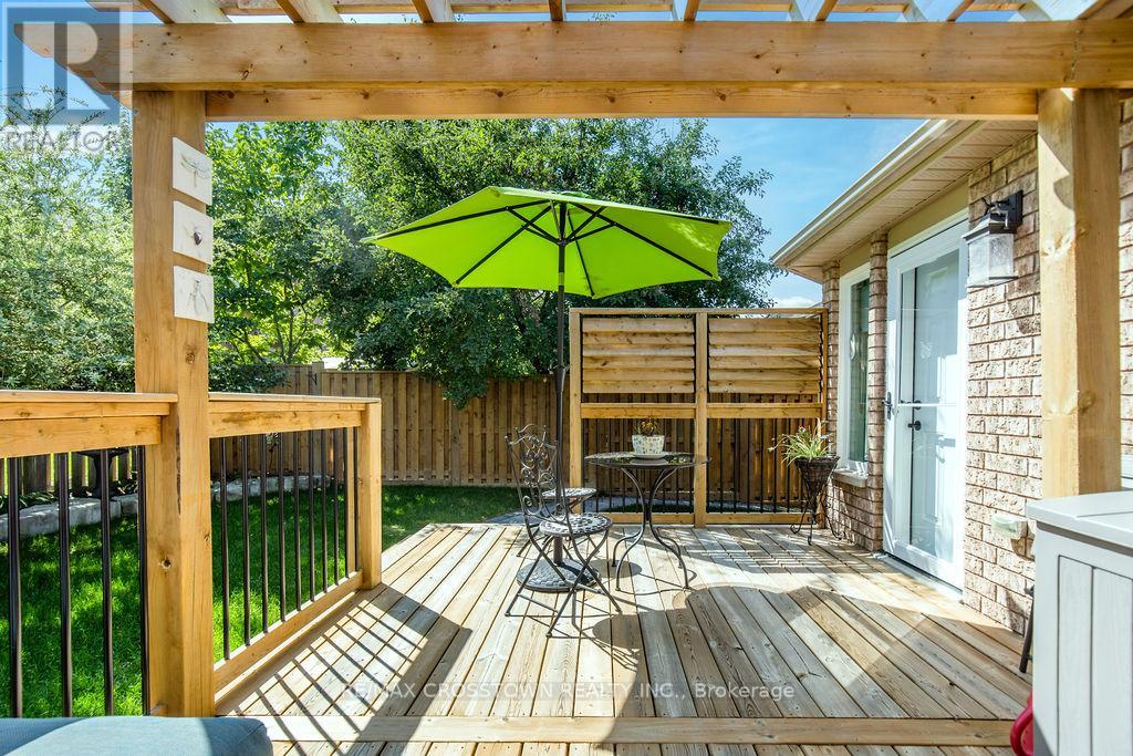 57 Forest Dale Drive, Barrie (Little Lake), Ontario  L4M 6M9 - Photo 5 - S12446534