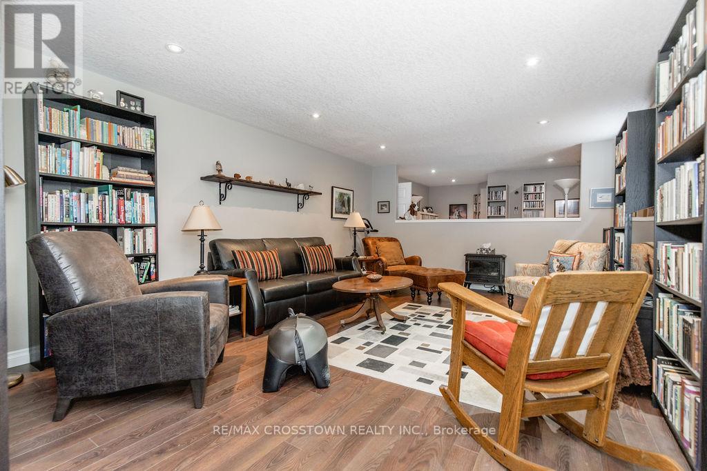 57 Forest Dale Drive, Barrie (Little Lake), Ontario  L4M 6M9 - Photo 35 - S12446534