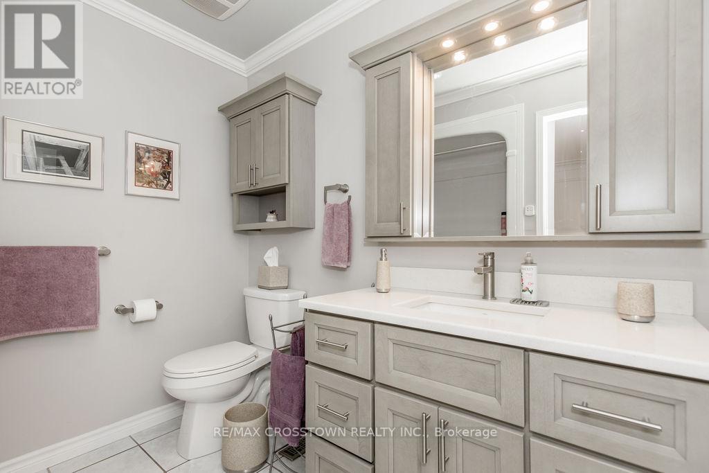 57 Forest Dale Drive, Barrie (Little Lake), Ontario  L4M 6M9 - Photo 25 - S12446534
