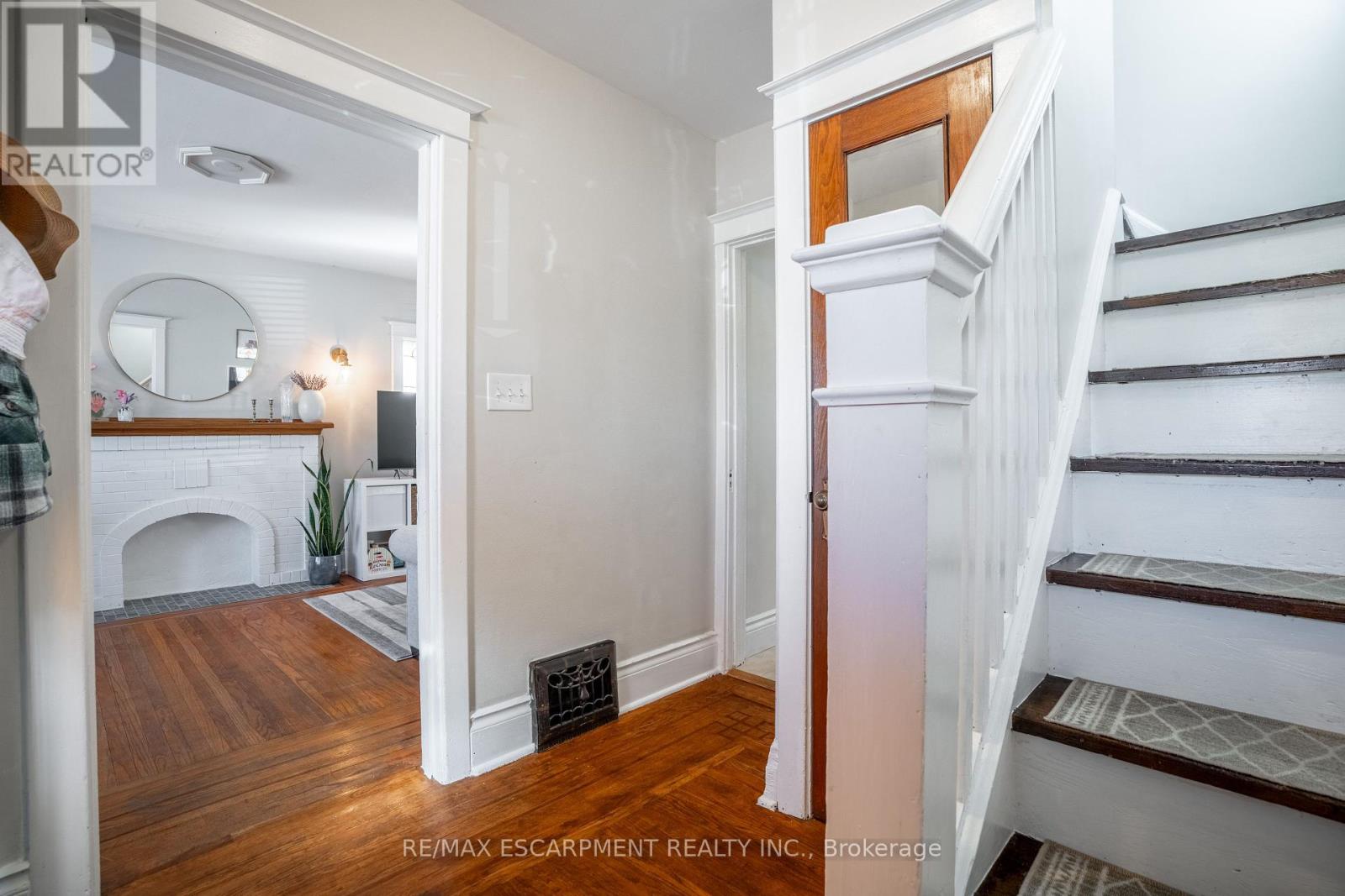73 Kenilworth Avenue S, Hamilton (Bartonville), Ontario  L8K 2T1 - Photo 5 - X12447177