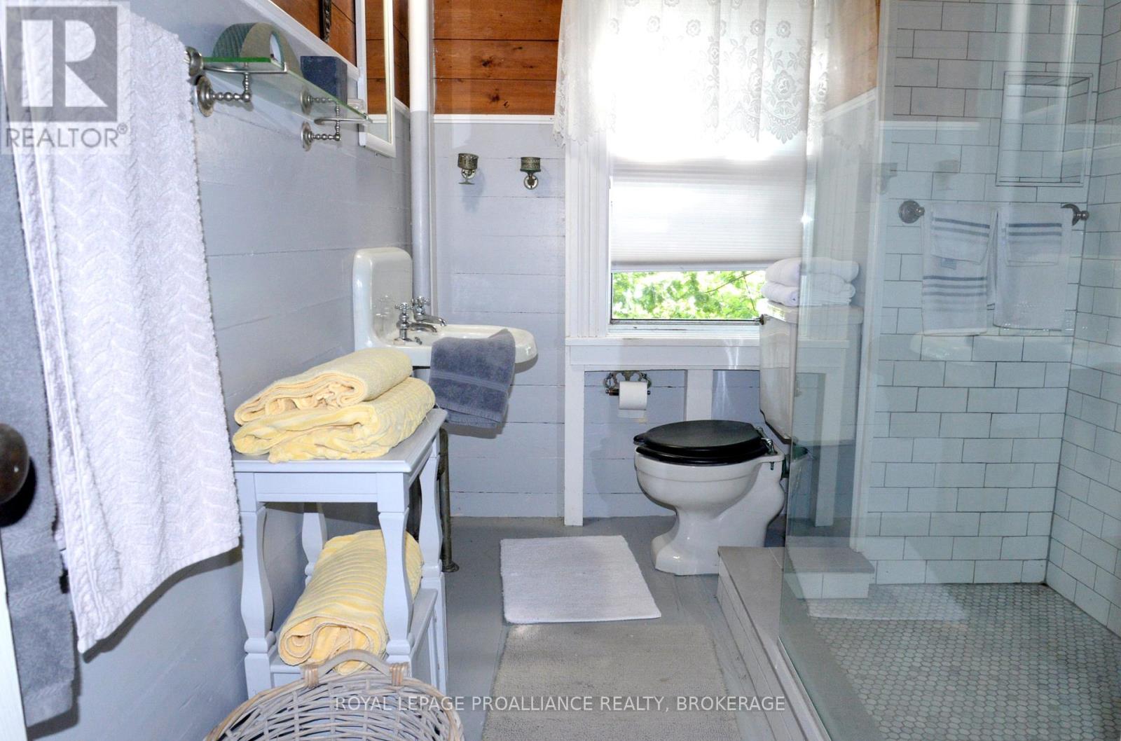 121 Tremont Park Island, Front Of Leeds & Seeleys Bay, Ontario  K7G 3C9 - Photo 25 - X12446602