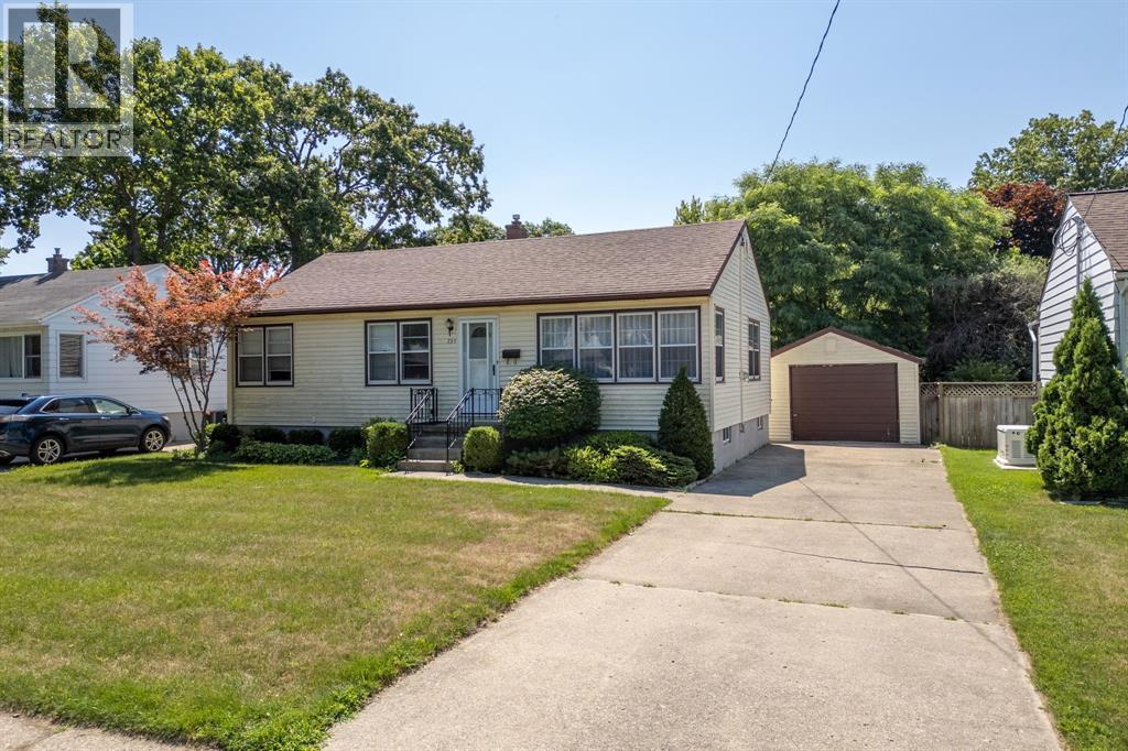 751 KEMSLEY DRIVE, Sarnia, Ontario