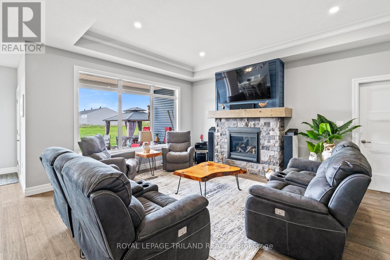 160 Elizabeth Street, Lambton Shores, Ontario  N0M 2N0 - Photo 14 - X12447386
