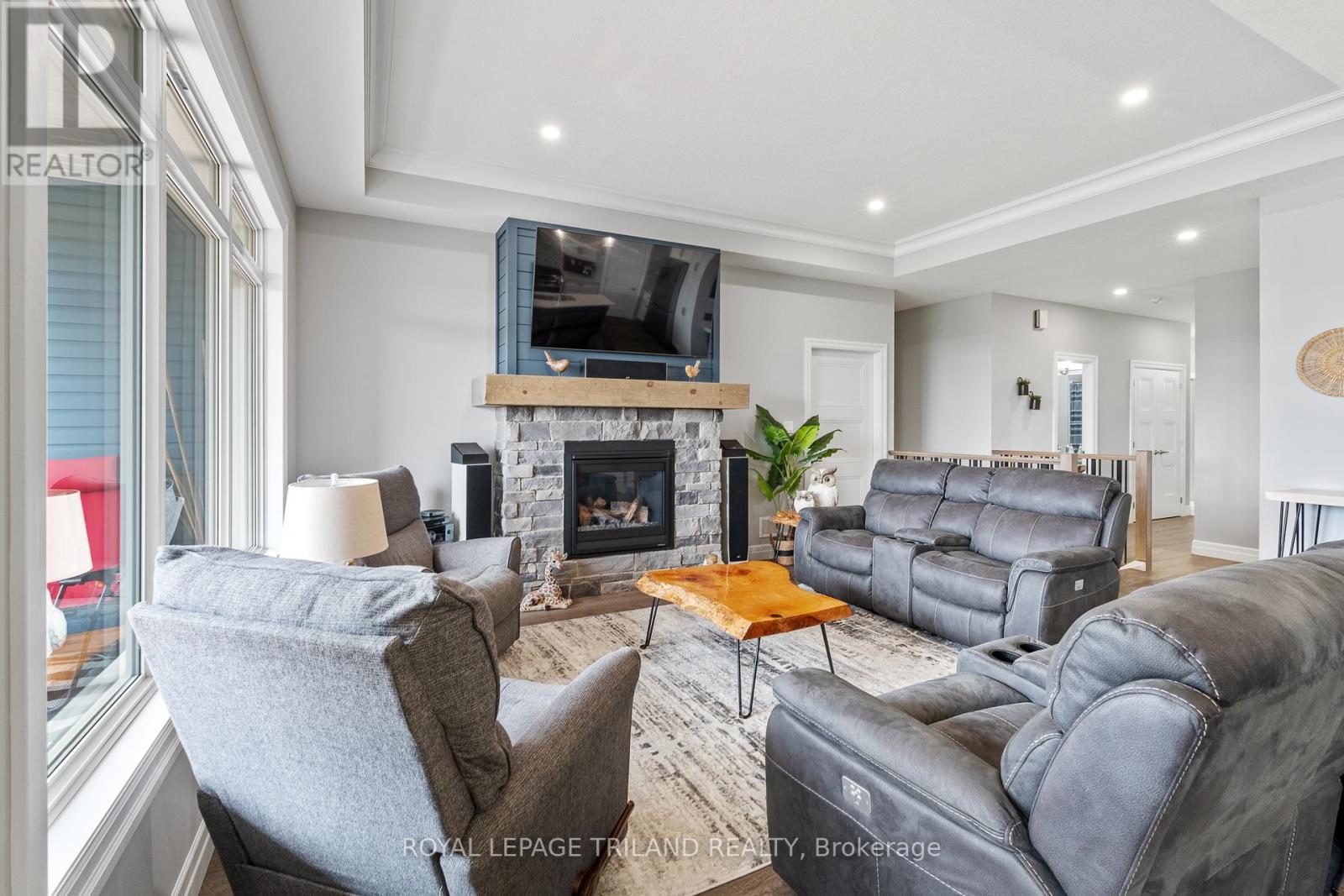 160 Elizabeth Street, Lambton Shores, Ontario  N0M 2N0 - Photo 15 - X12447386