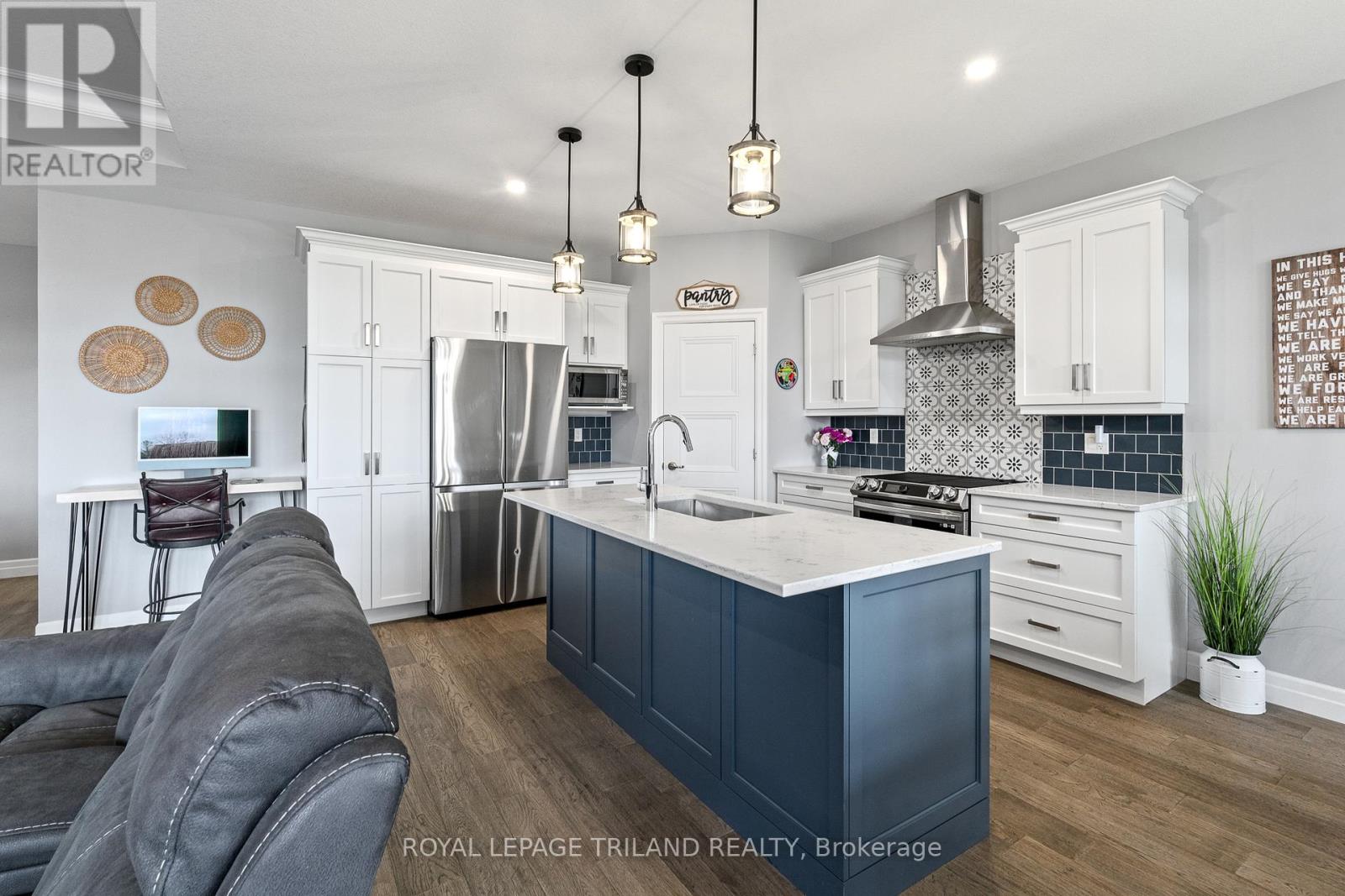 160 Elizabeth Street, Lambton Shores, Ontario  N0M 2N0 - Photo 16 - X12447386