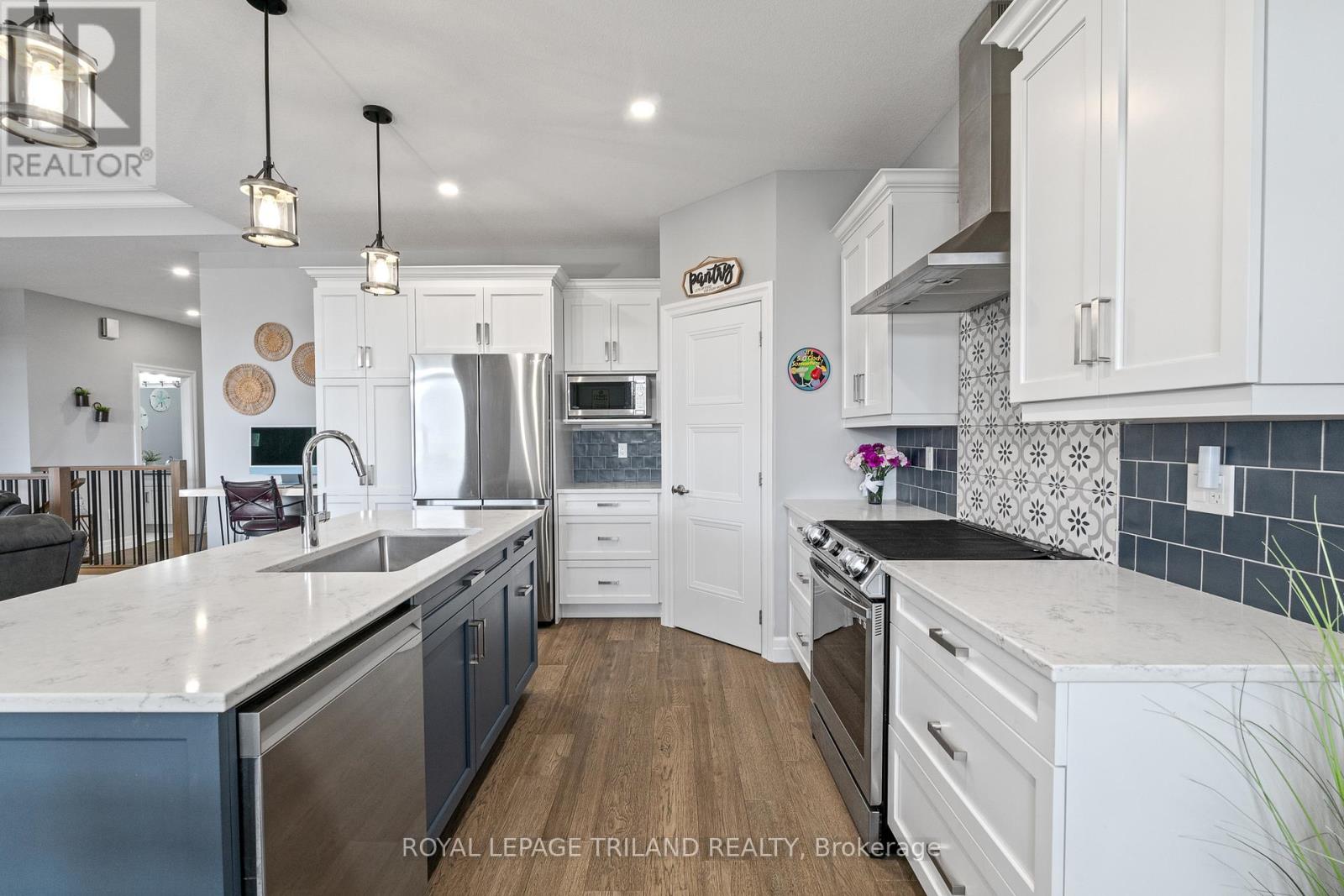 160 Elizabeth Street, Lambton Shores, Ontario  N0M 2N0 - Photo 19 - X12447386