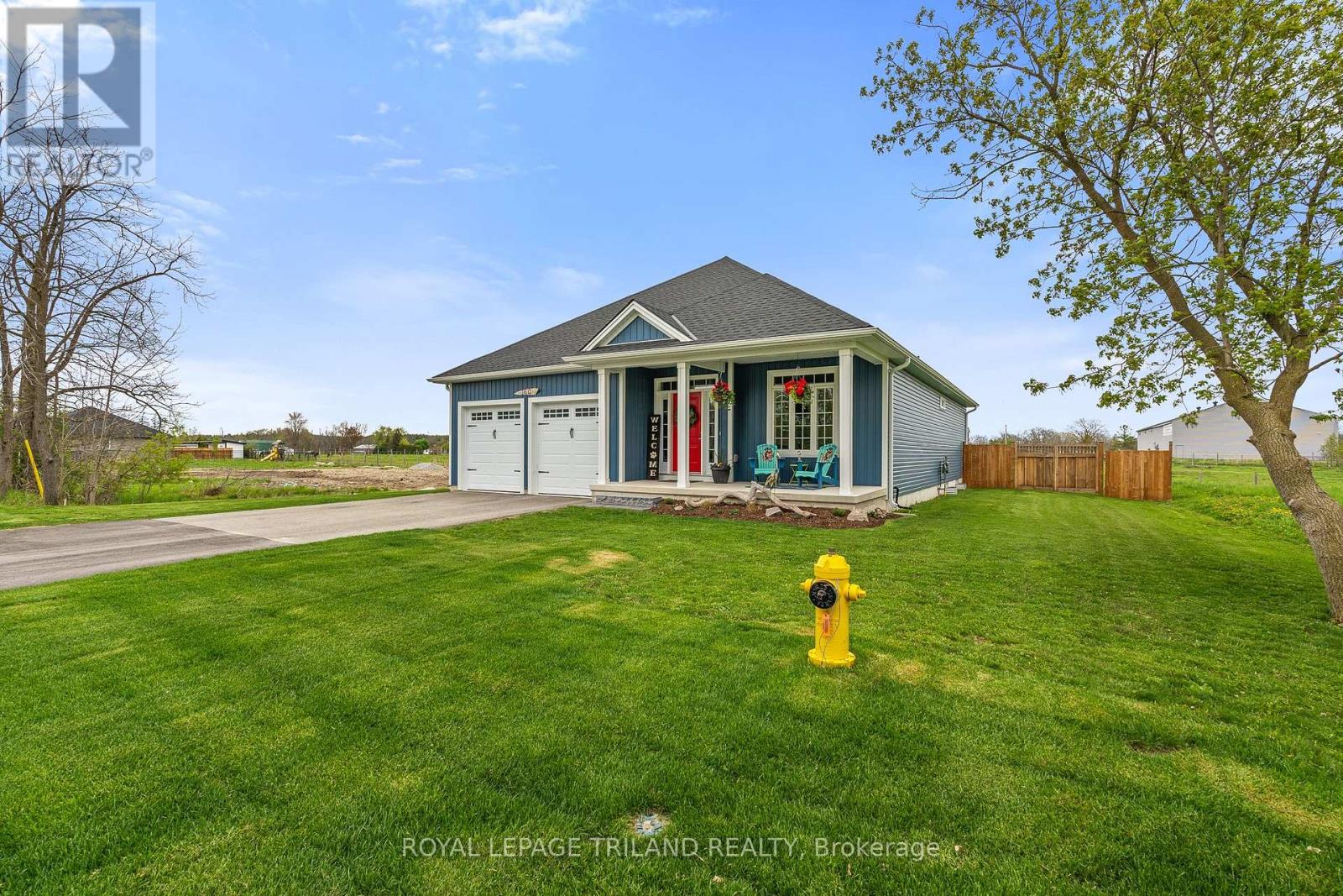 160 Elizabeth Street, Lambton Shores, Ontario  N0M 2N0 - Photo 2 - X12447386